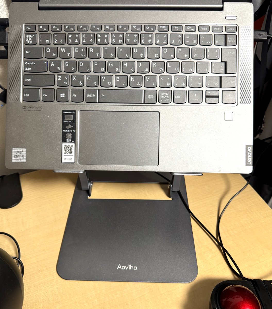 Aovihoのノートパソコンスタンドに14インチのノートPCを載せた状態