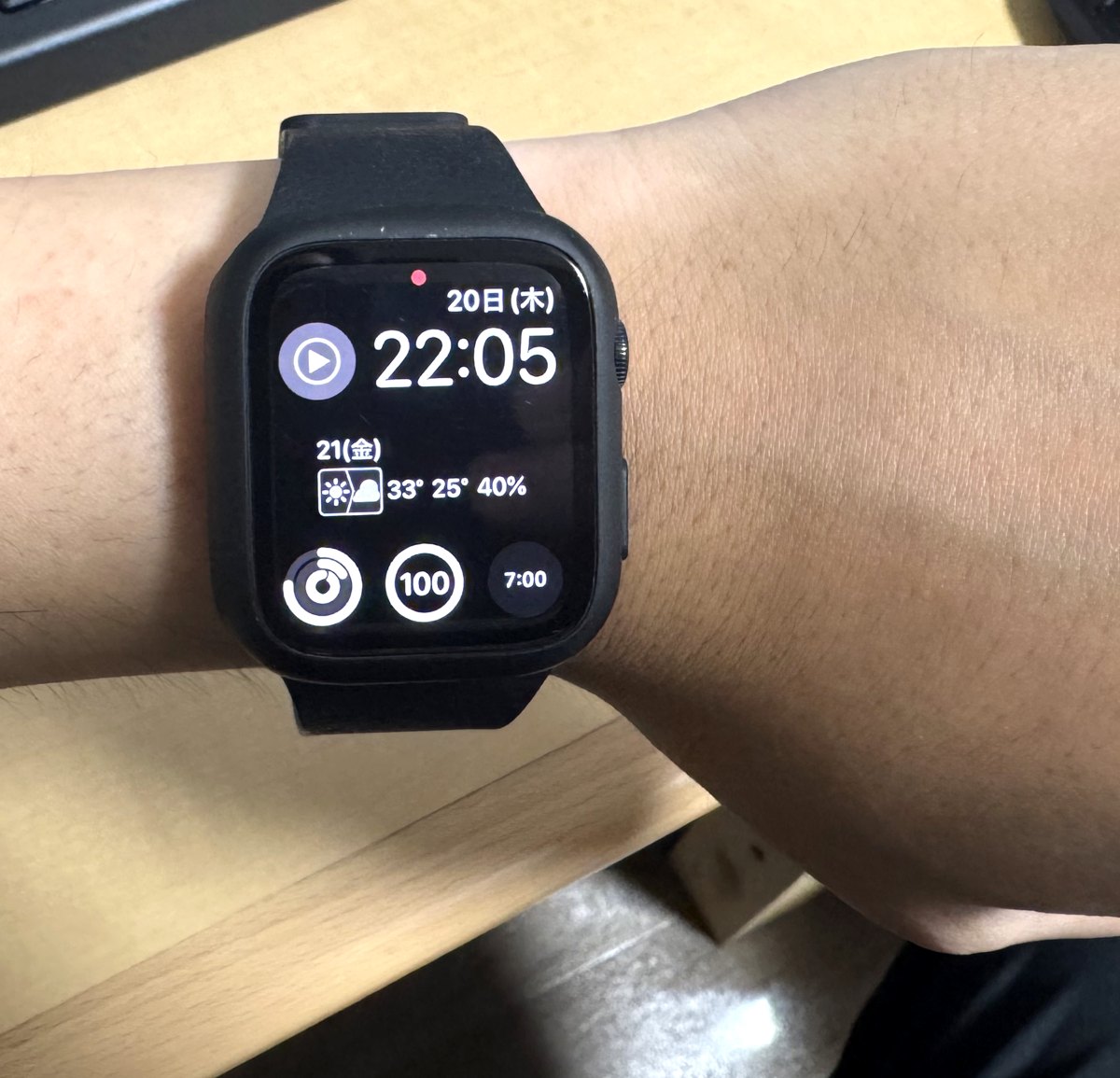 Apple Watch SE 3の44mmを腕に装着した状態。常時表示ディスプレイに時刻と天気が表示されている