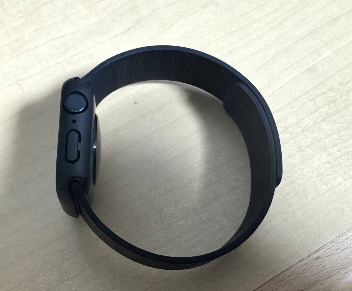 Apple Watch SE 3の側面。デジタルクラウンとサイドボタンが並ぶアルミニウム筐体
