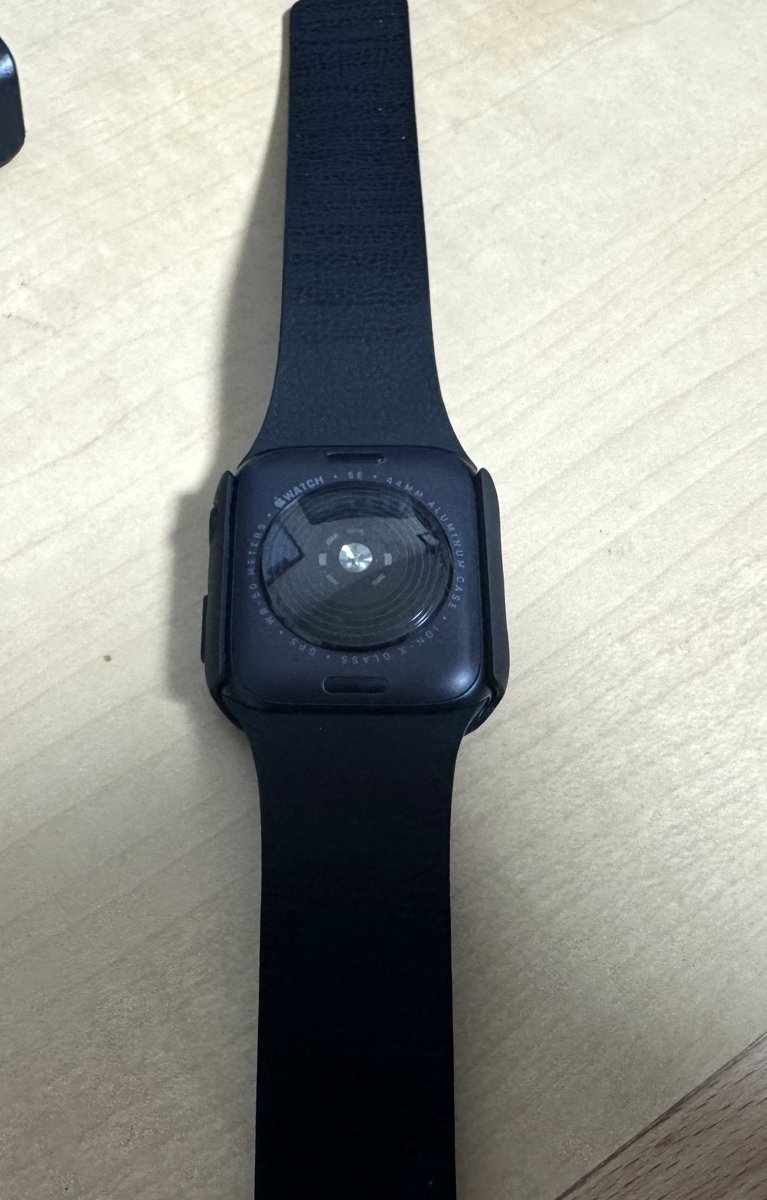 Apple Watch SE 3の裏面。光学式心拍センサーとSE 44MMアルミニウムケースの刻印