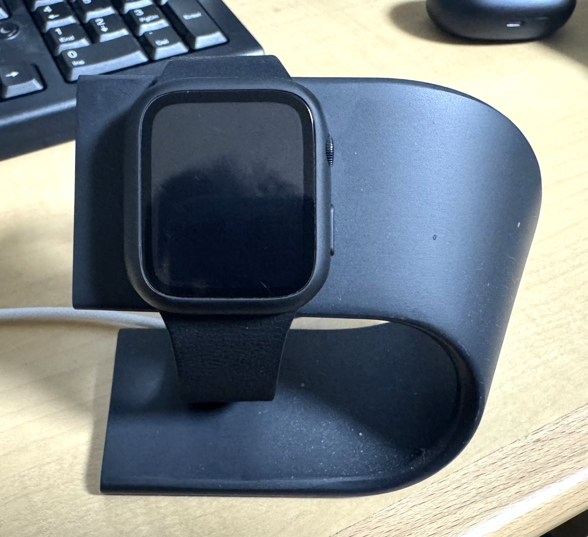 Apple Watch SE 3を充電スタンドに立てて充電している状態