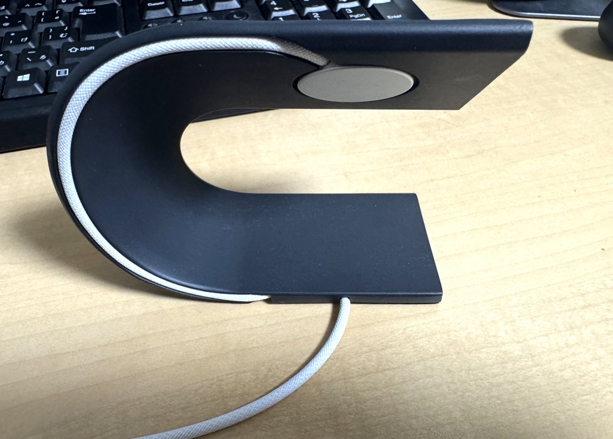 充電スタンドの側面とケーブルの取り回し
