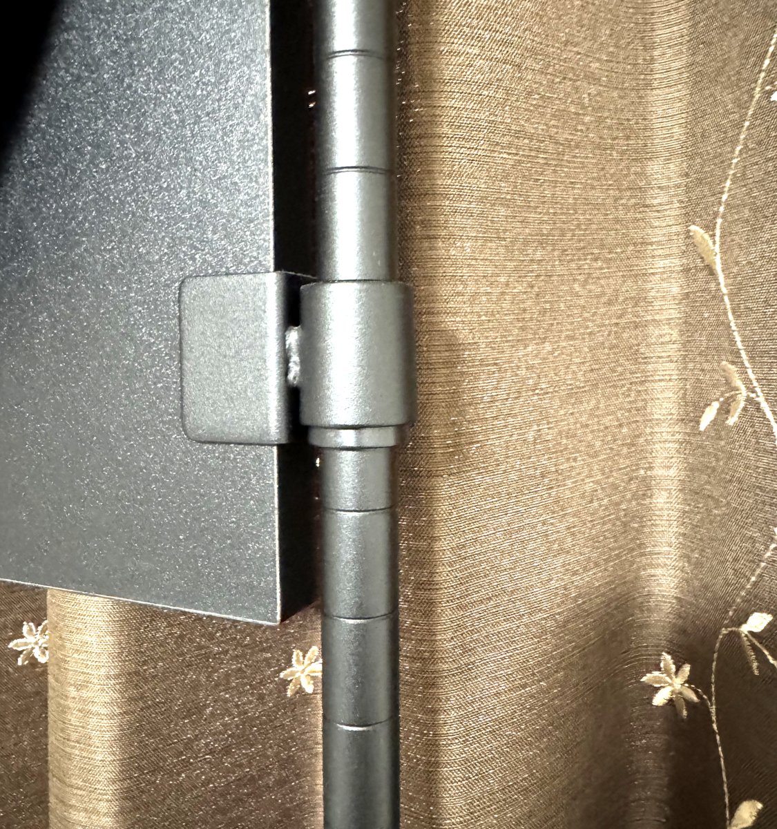 BSD21-BKの支柱の目盛りとバックボードを留めるジョイント金具