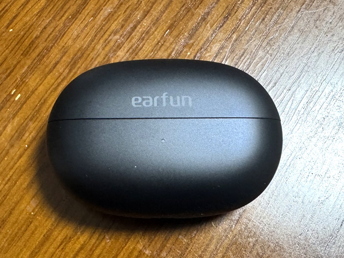 EarFun Clip 2の充電ケース。マットブラックの筐体にearfunのロゴ