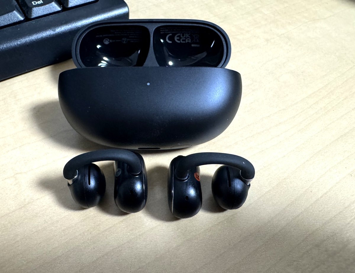 EarFun Clip 2のイヤホン本体2つと充電ケース。右側には赤いマーキングがある
