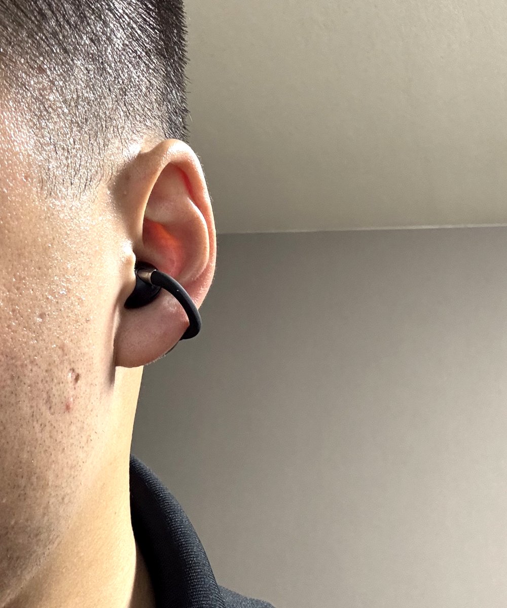 EarFun Clip 2を耳に装着した状態。耳たぶを挟むイヤーカフ型で耳穴は塞がない