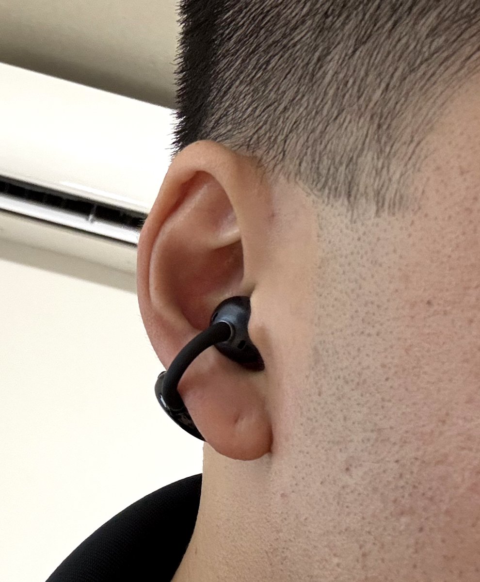 EarFun Clipを耳に装着した状態。耳たぶを挟むイヤーカフ型で耳穴は塞がない