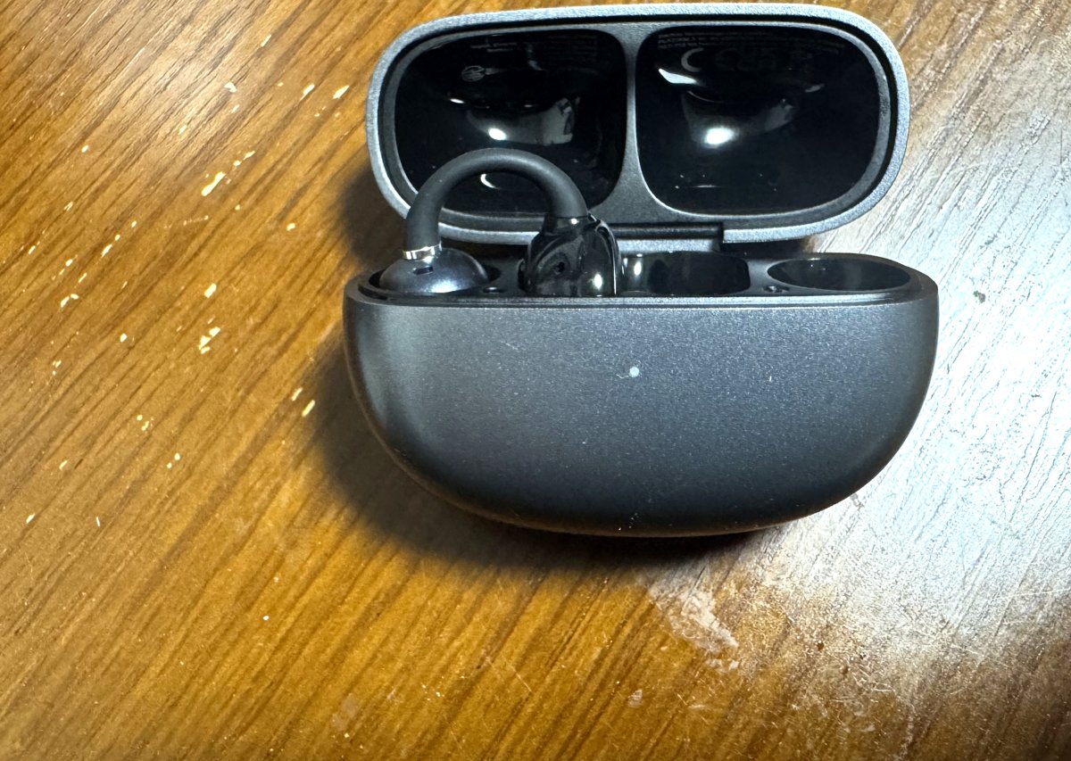 EarFun Clipの充電ケースを開けた状態。片方のイヤホンだけが残っている