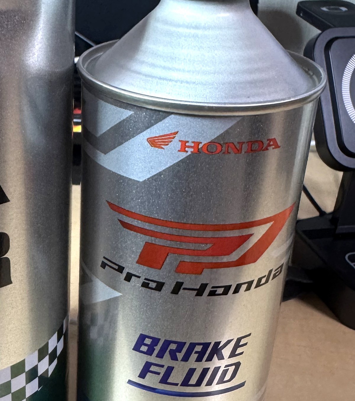 ProHonda BRAKE FLUID DOT4の0.5L缶。Pro Hondaのロゴが入っている