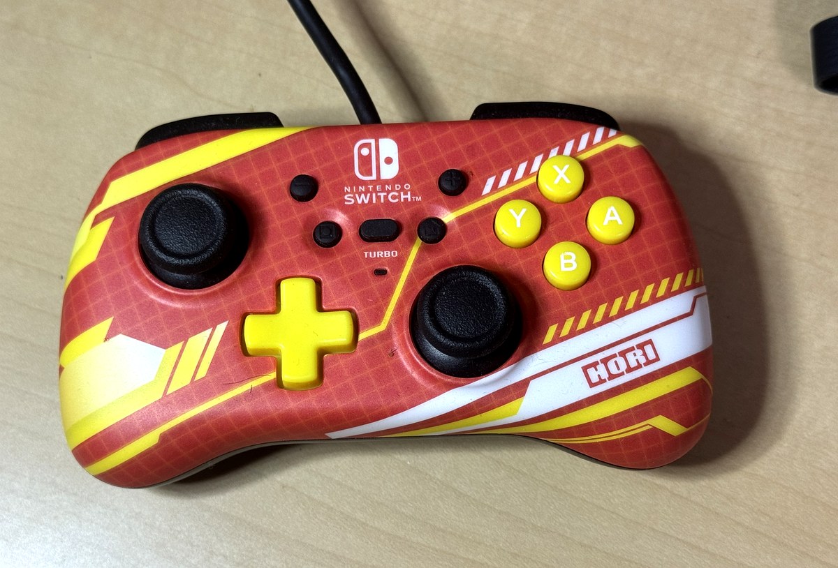 ホリパッド ミニ for Nintendo Switch メカニックレッドの本体。赤と黄色のメカ調デザイン