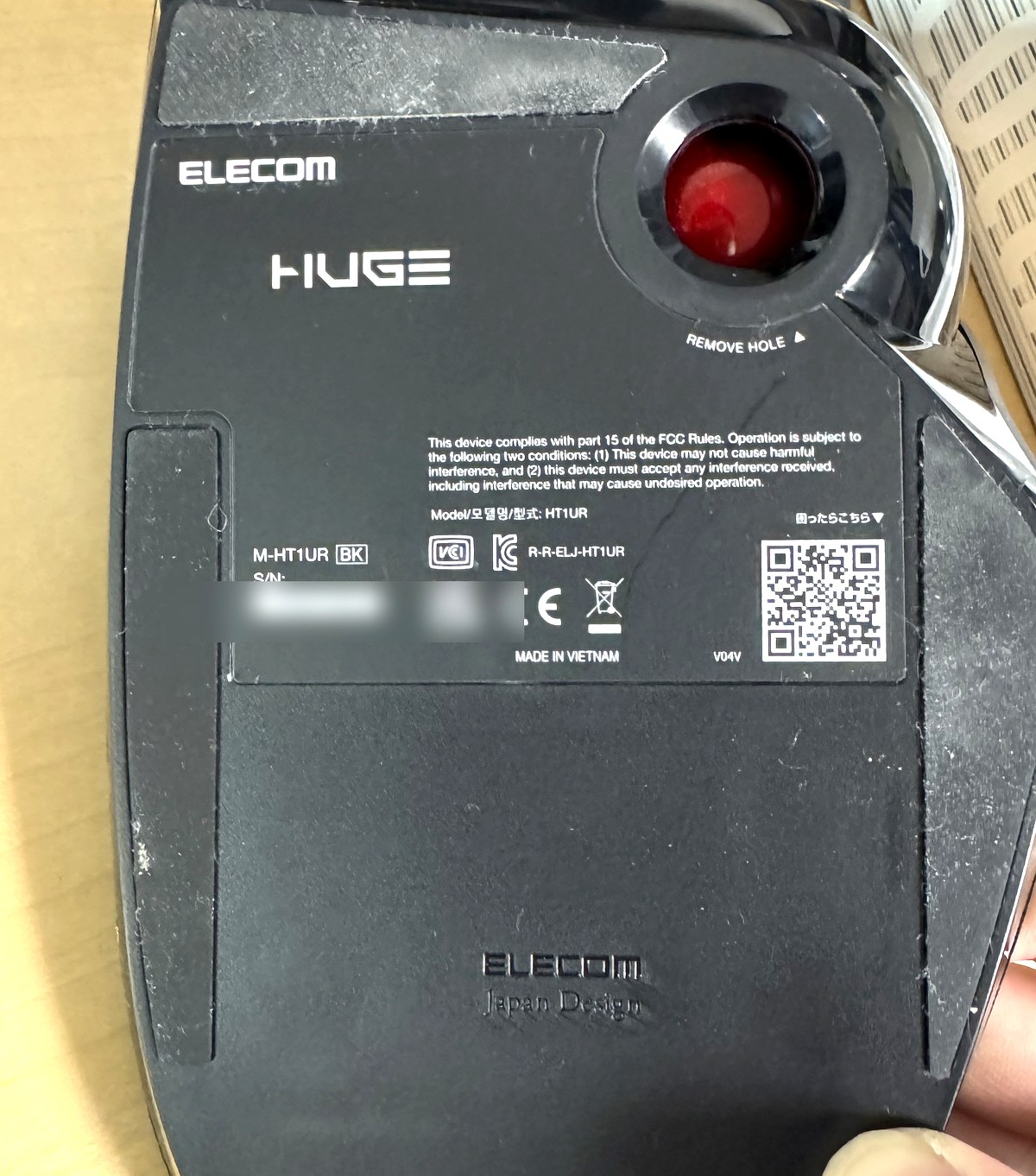 エレコム HUGEの裏面。型番M-HT1URの表示とボール取り出し穴が見える