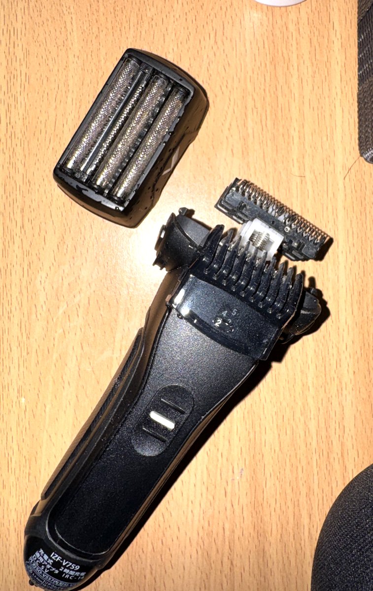 IZF-V759の外刃と内刃を取り外した状態