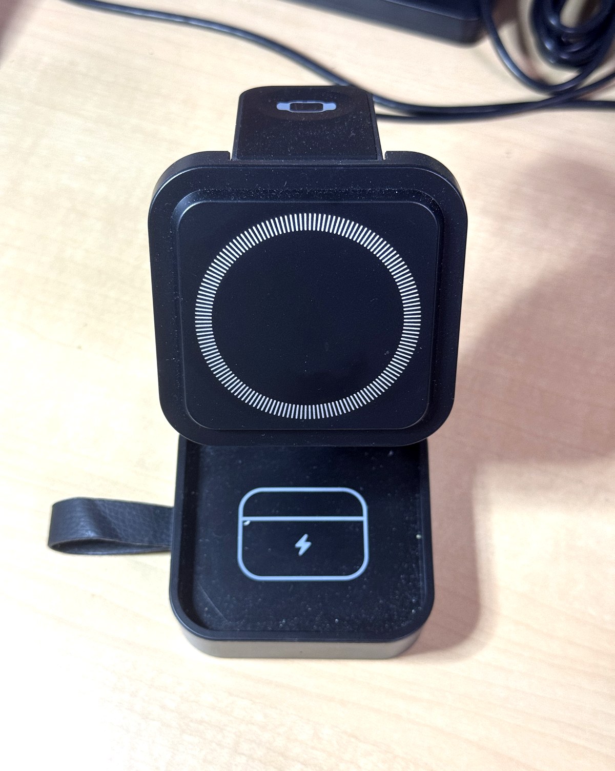 KEEPRO 3in1ワイヤレス充電器を展開してスタンド状態にしたところ。上からApple Watch用、MagSafe用、AirPods用の充電面が並ぶ