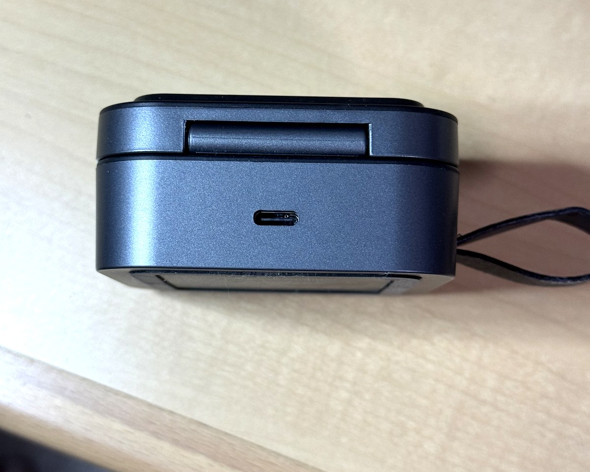 KEEPRO 3in1ワイヤレス充電器の側面。USB-Cポートと折りたたみのヒンジが見える
