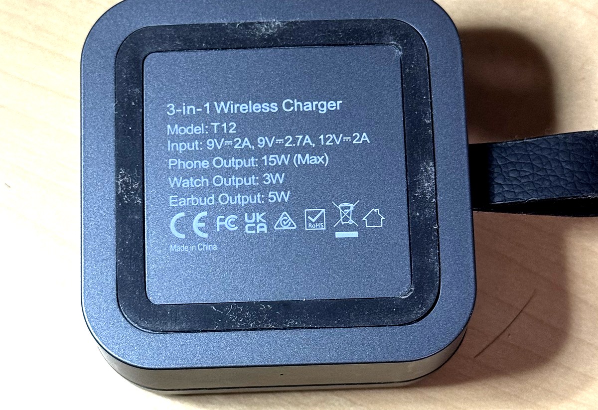 KEEPRO 3in1ワイヤレス充電器の底面ラベル。Model T12、Phone Output 15W Max、Watch Output 3W、Earbud Output 5Wと記載されている