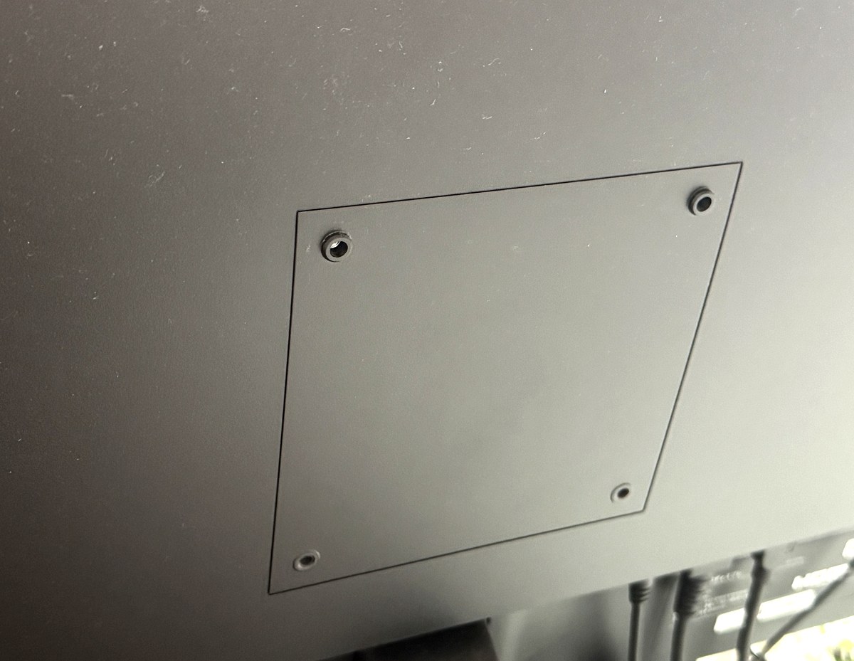 KTC H27T27の背面にある100×100mmのVESAマウント穴