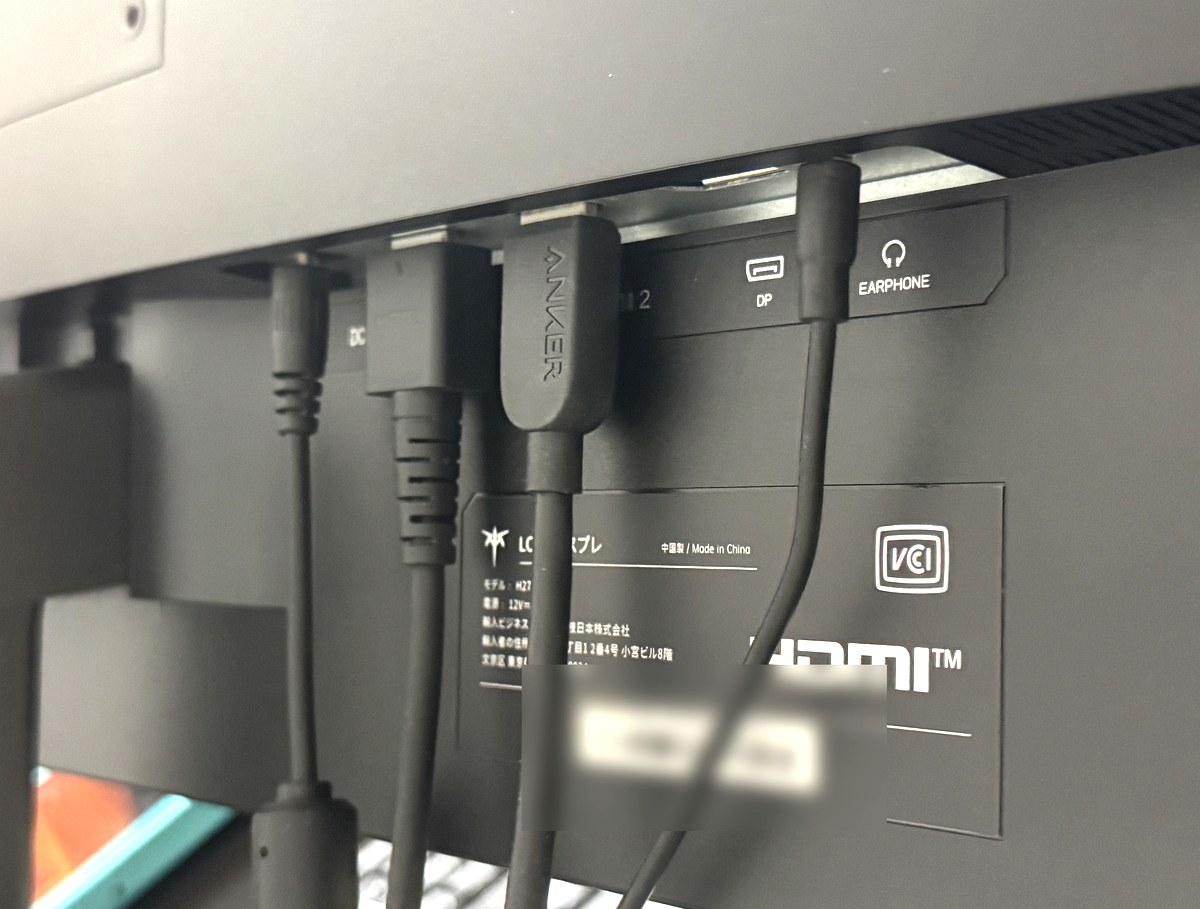 KTC H27T27の背面下部の端子部。DC入力、HDMI×2、DisplayPort、イヤホン出力が並んでいる