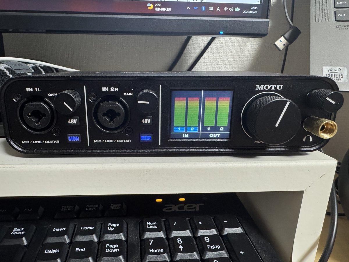MOTU M2の前面。XLR/TRSコンボ入力2つ、48Vとダイレクトモニターのボタン、中央のフルカラーLCDメーター、モニターノブとヘッドホン端子
