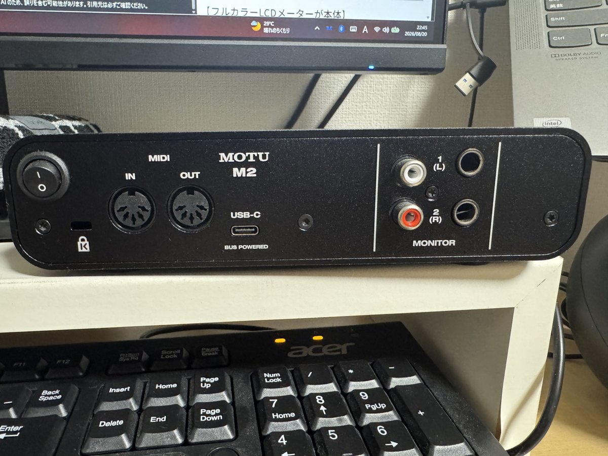 MOTU M2の背面。電源スイッチ、MIDI IN/OUT、USB-C(バスパワー)、RCAとTRSのモニター出力