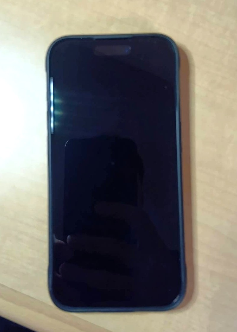 ケースに入れたiPhone 15 Proにガラスフィルムを貼った状態を正面から見たところ