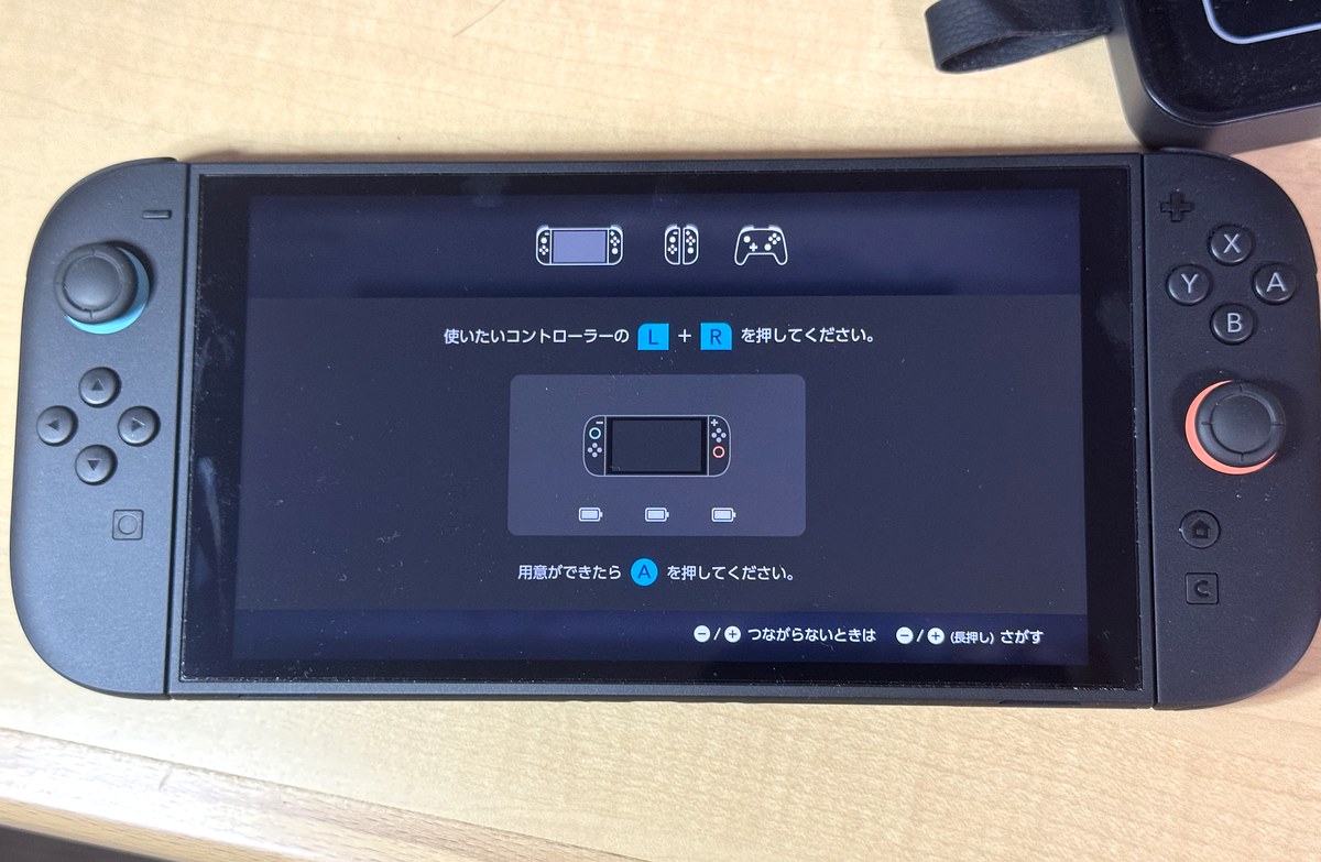 Nintendo Switch 2本体にJoy-Con 2を装着し、コントローラー設定画面を表示しているところ