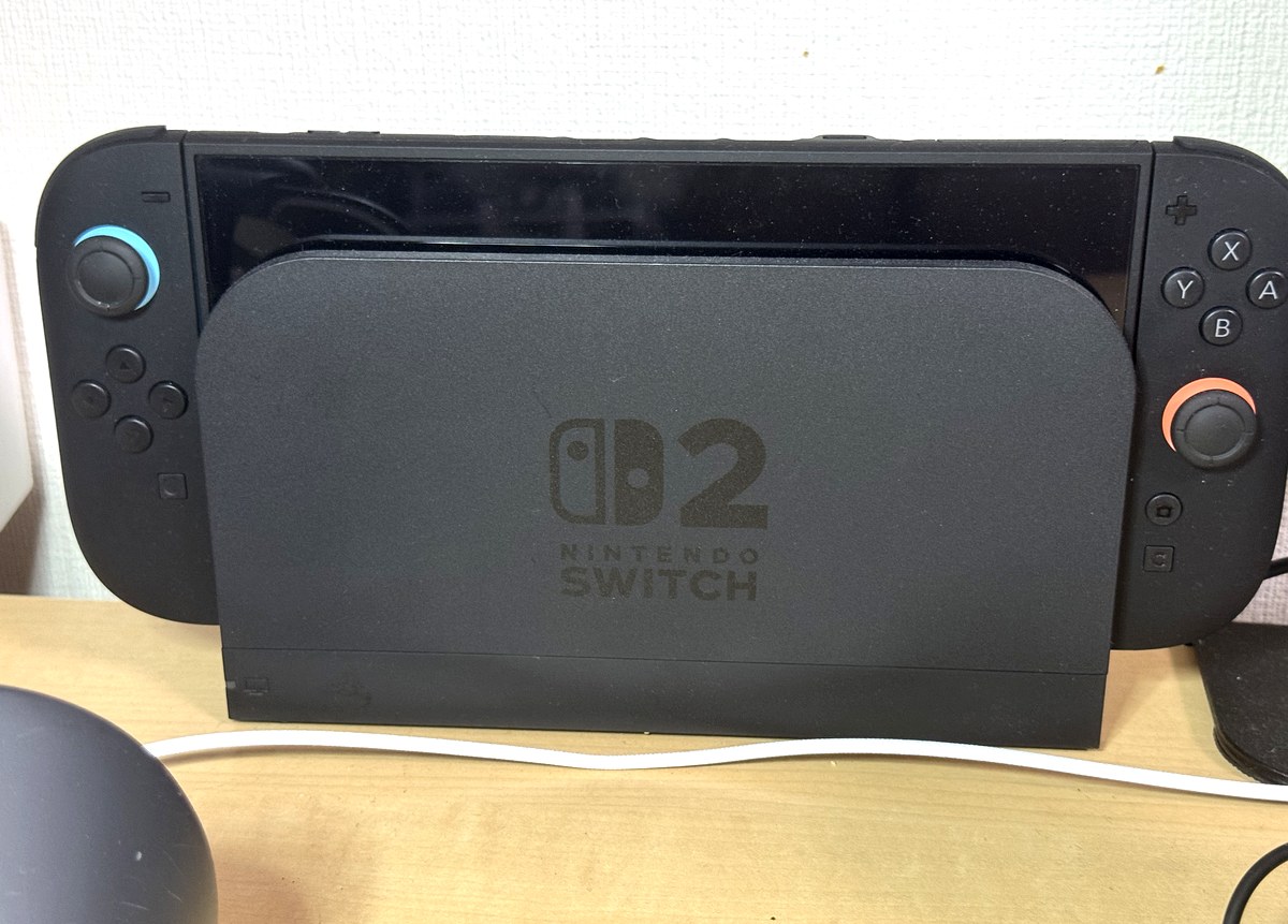 Nintendo Switch 2をドックに立てた状態。Joy-Con 2を装着したまま設置している