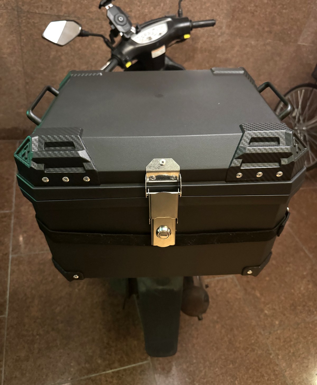 原付のリアキャリアに取り付けたRockykey 57Lリアボックスを後方から見たところ