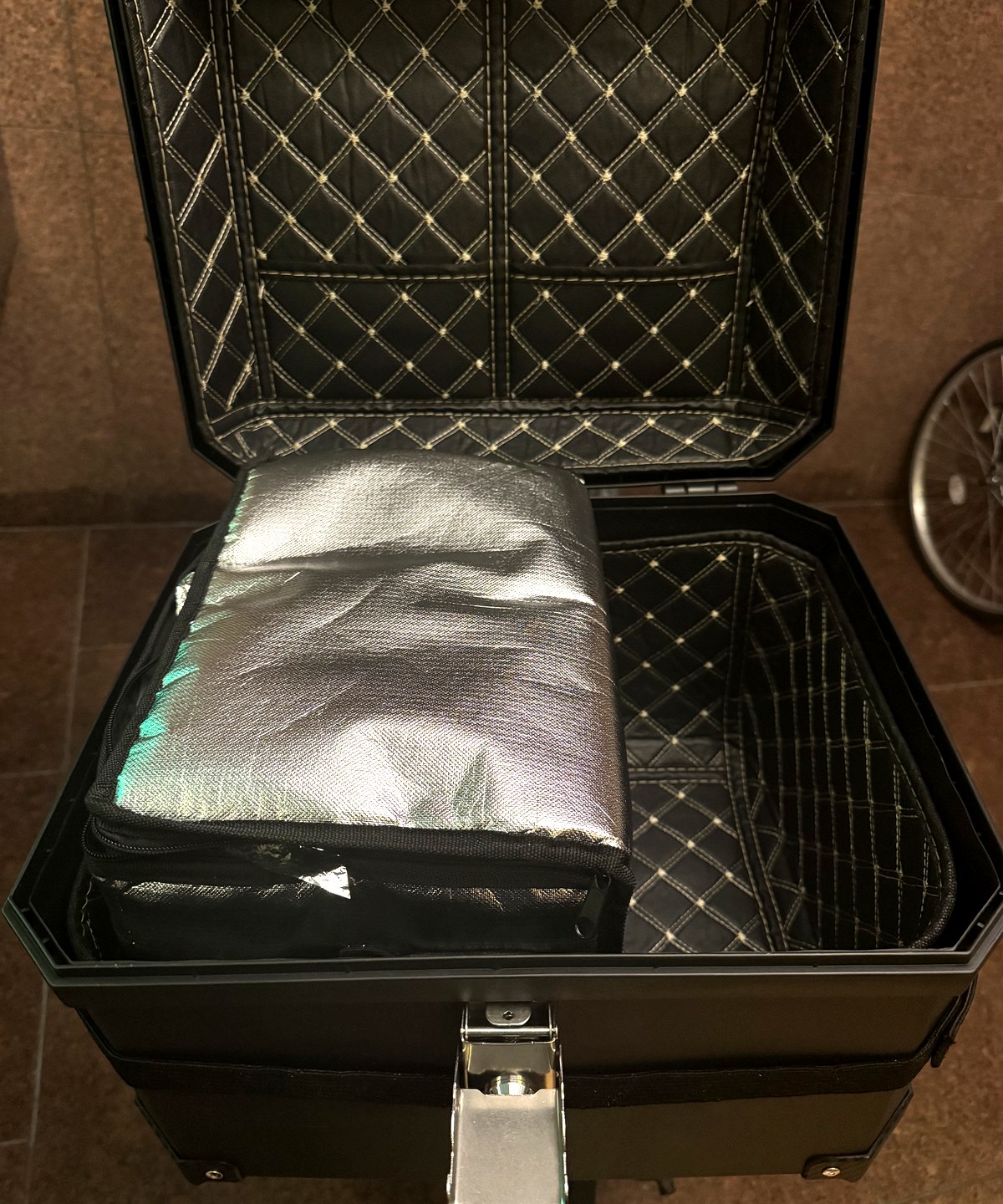 Rockykey 57Lリアボックスを開けて保温バッグを入れた状態。右側にまだ空きがある