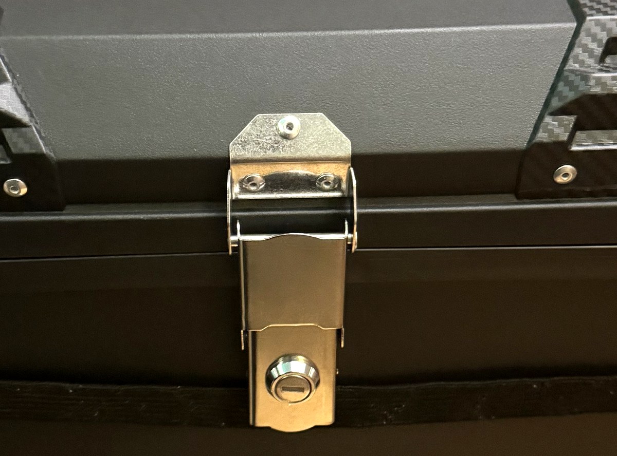 Rockykey 57Lリアボックスの金属製トグルラッチと鍵穴の拡大