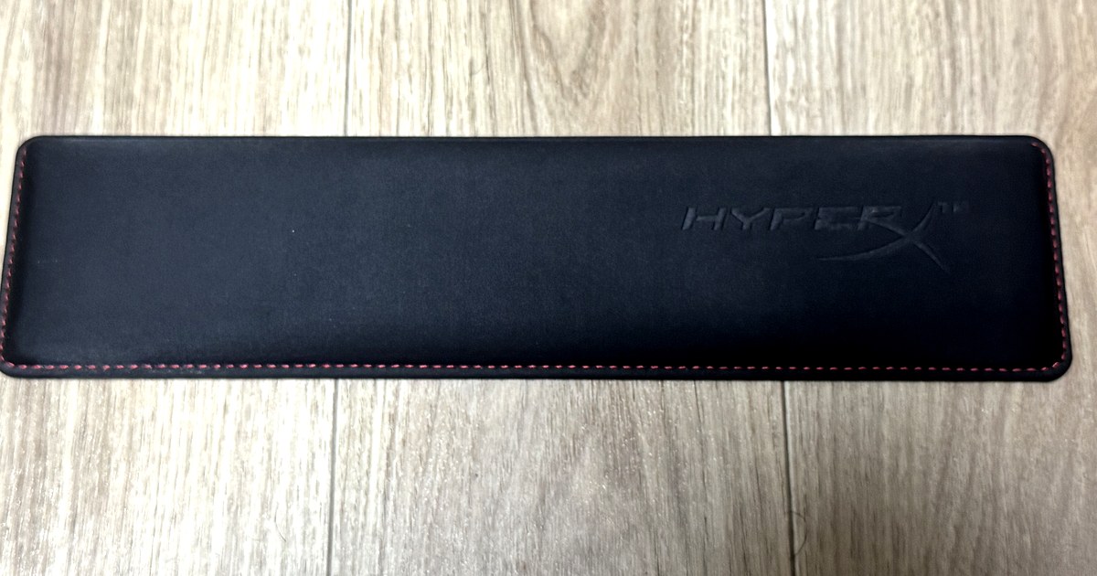 HyperXのリストレスト4Z7X1AAを上から見たところ。黒い表面にHyperXのロゴと赤いステッチが入っている