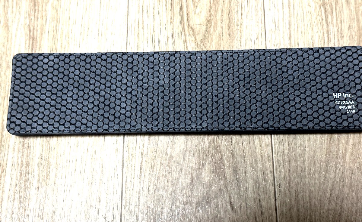 HyperXリストレストの裏面。滑り止めの凹凸と型番4Z7X1AAの表示がある