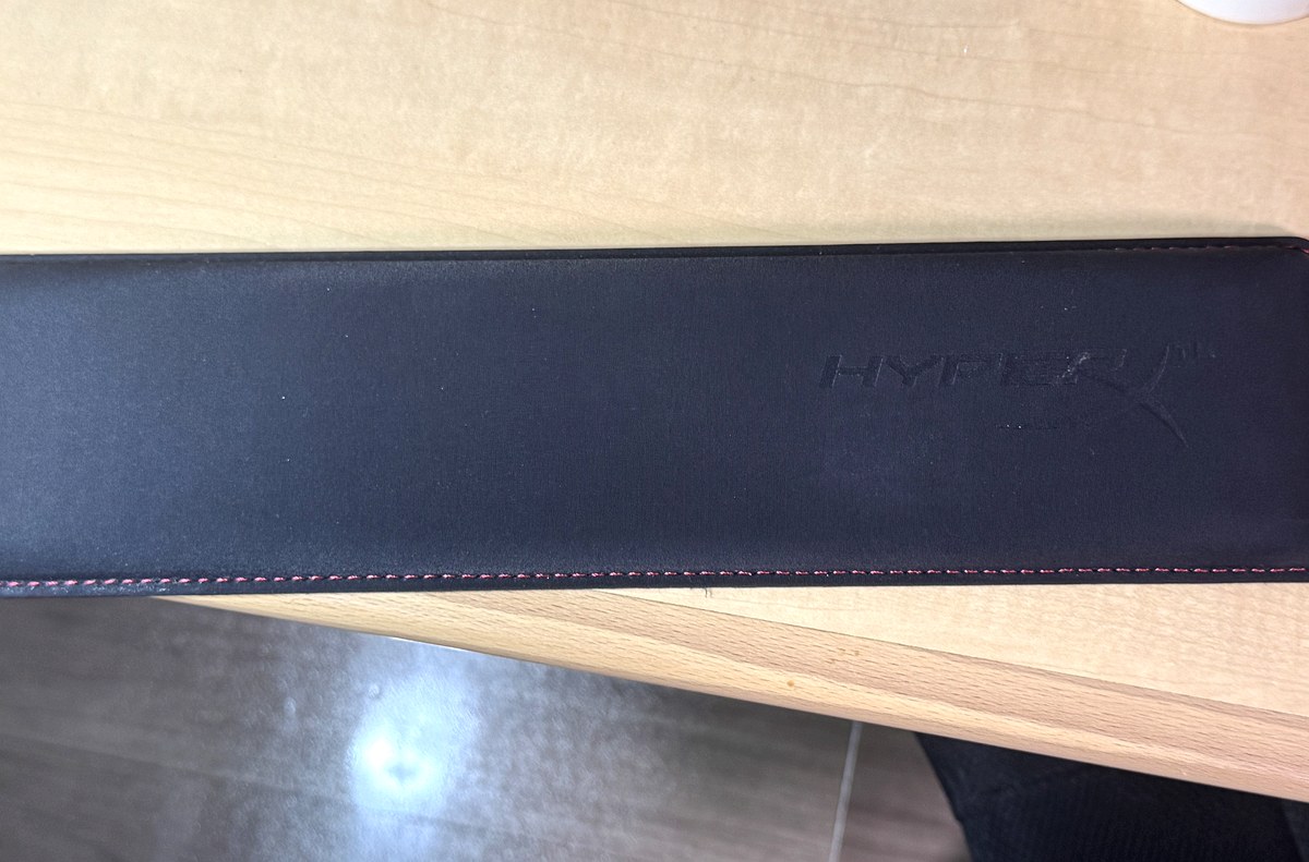 机の上に置いたHyperXリストレストを斜めから見たところ。厚みが分かる
