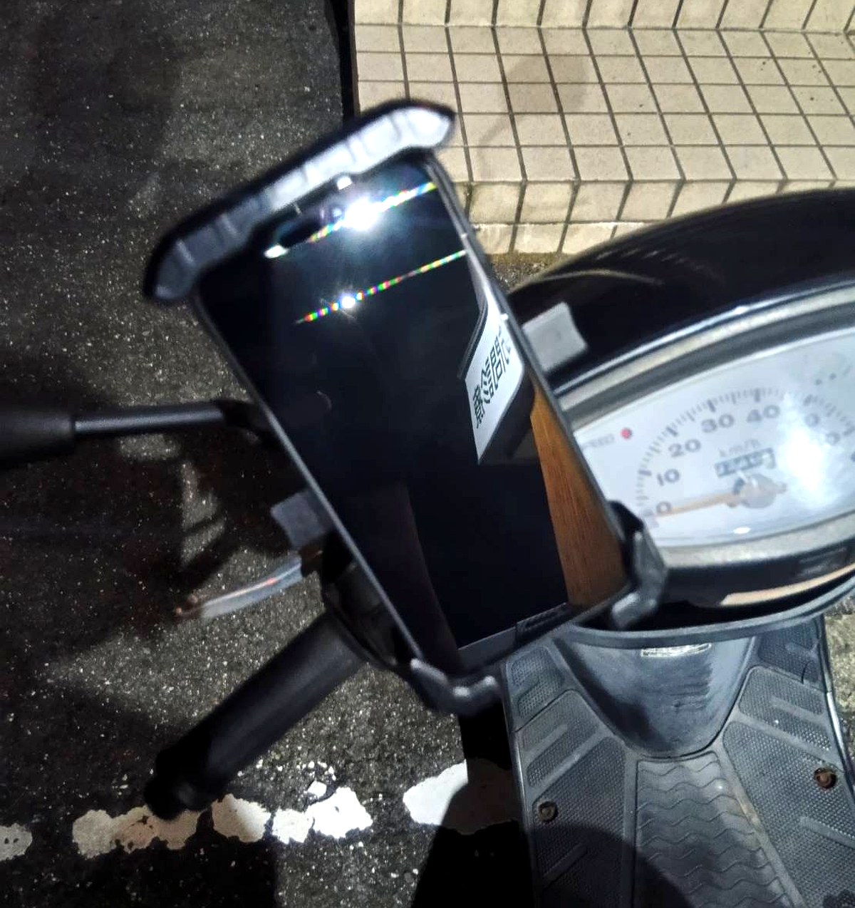 原付のハンドルまわりに取り付けたKaedear クイックホールドビートルⅡにスマホを装着した状態