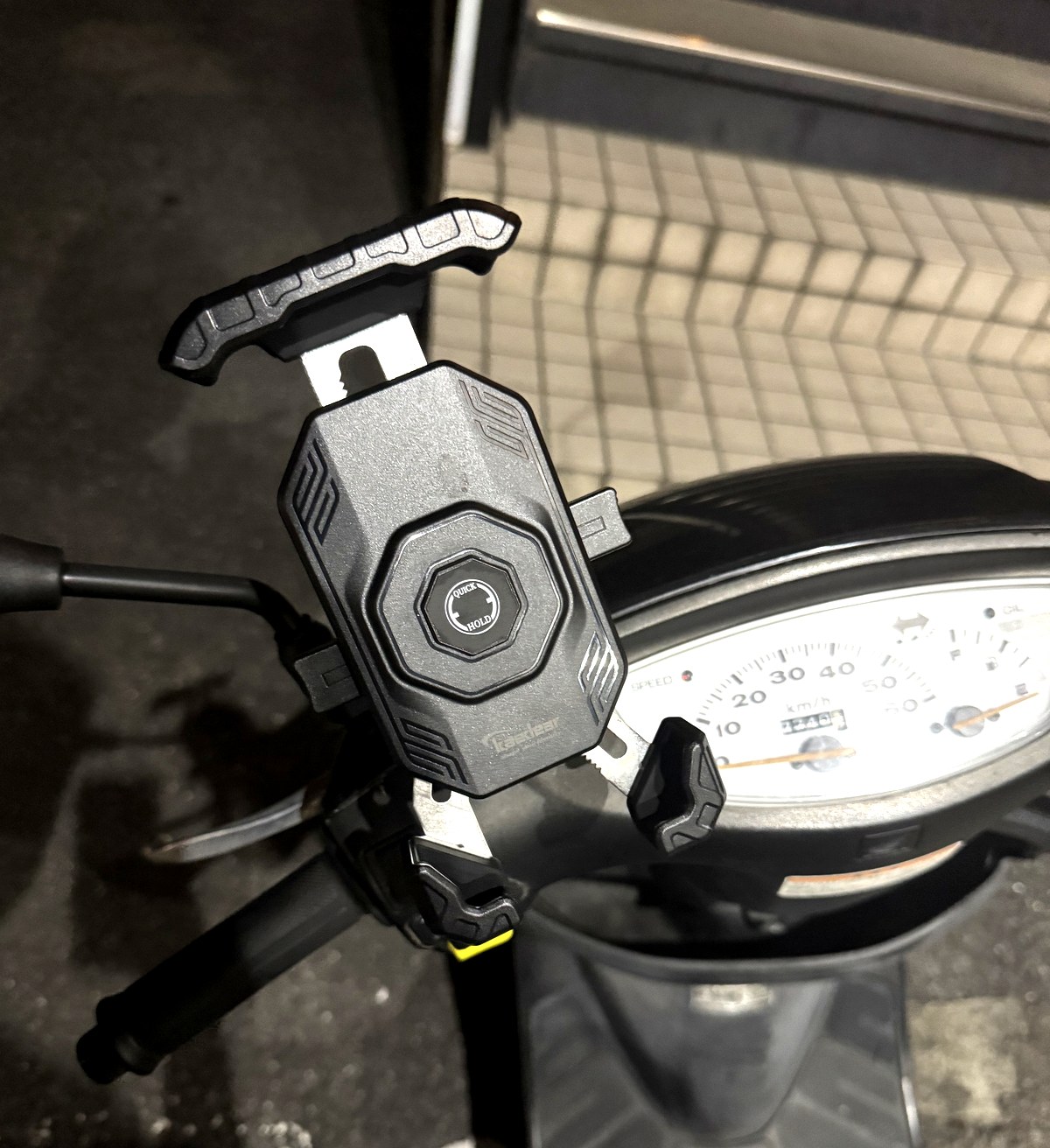 原付スクーターのハンドルまわりに取り付けたKaedearのマウント部分