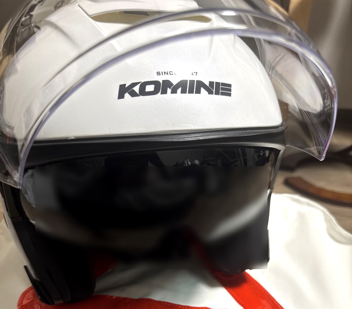 HK-172を正面から見たところ。インナーサンバイザーを下ろした状態