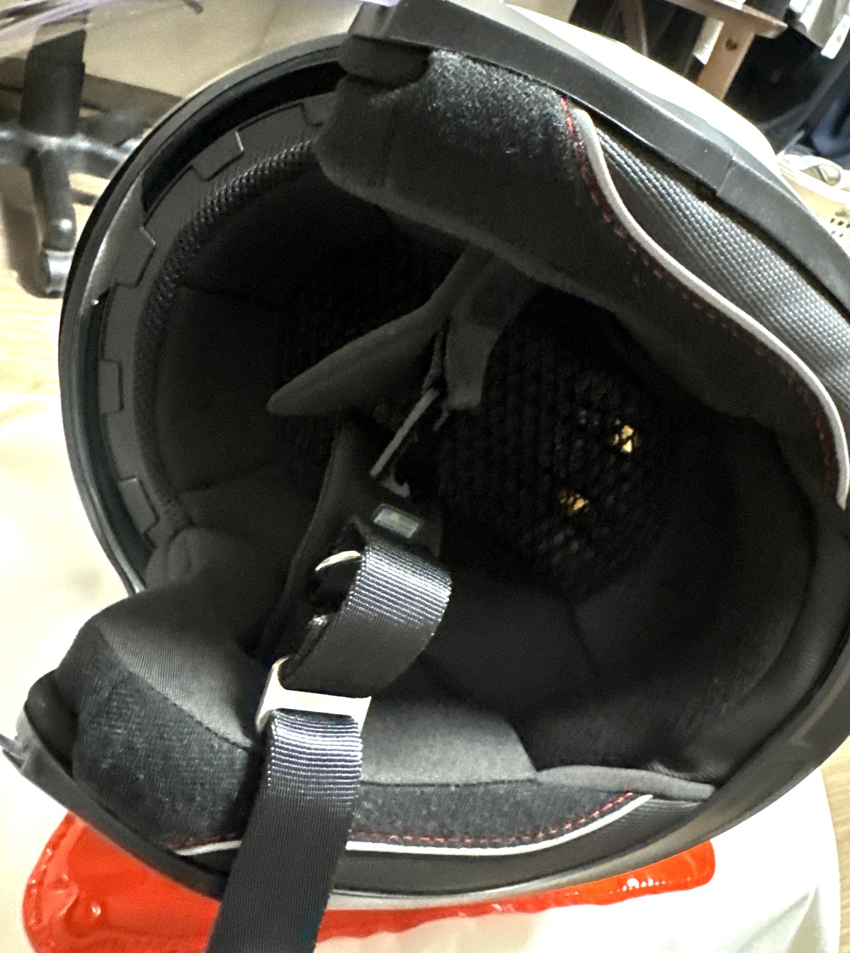 HK-172の内装。3D衝撃吸収ライニングとチンストラップが見える