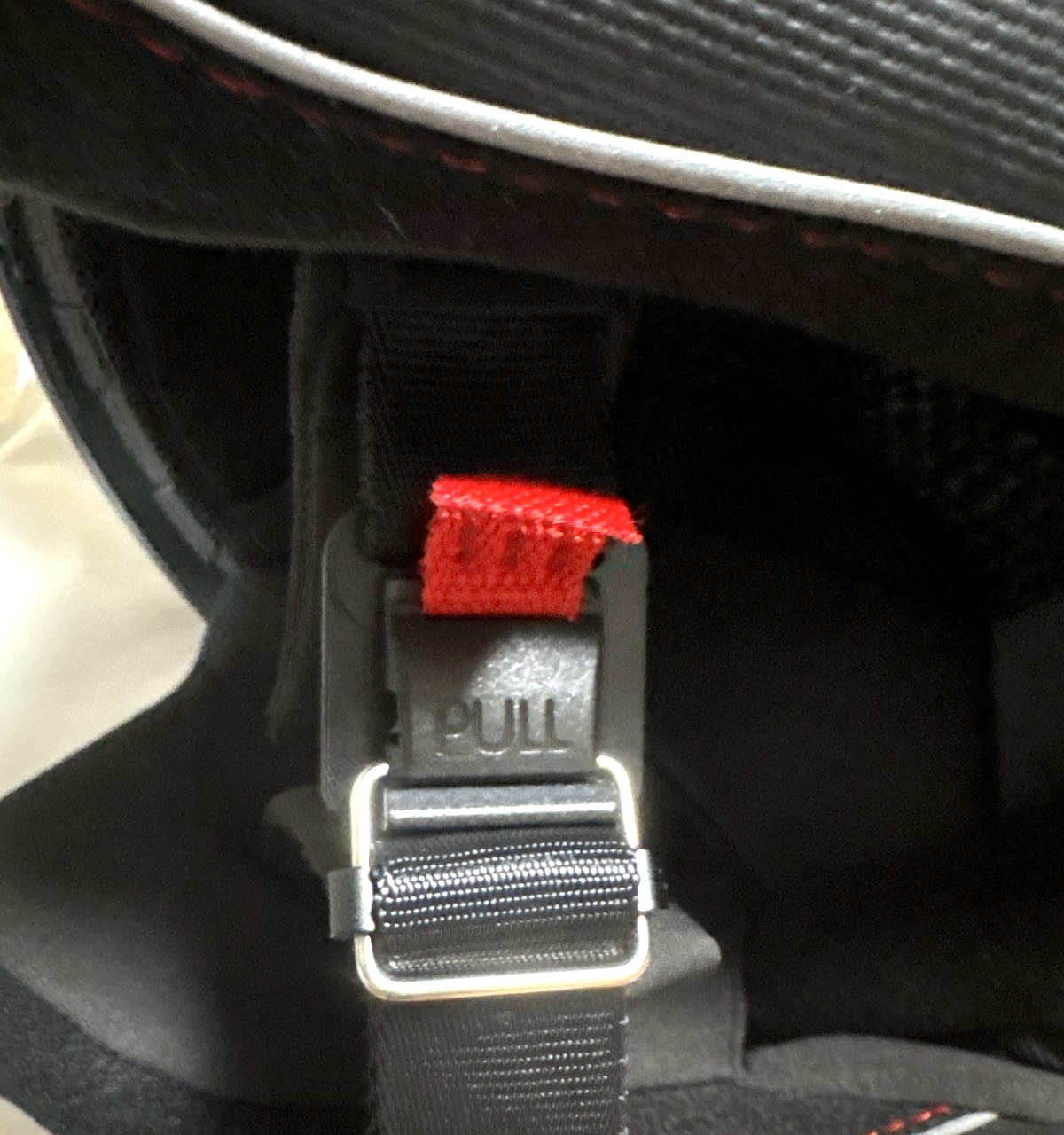 HK-172の顎紐に採用されたFIDLOCK社製マグネットバックル。赤いPULLタブが見える