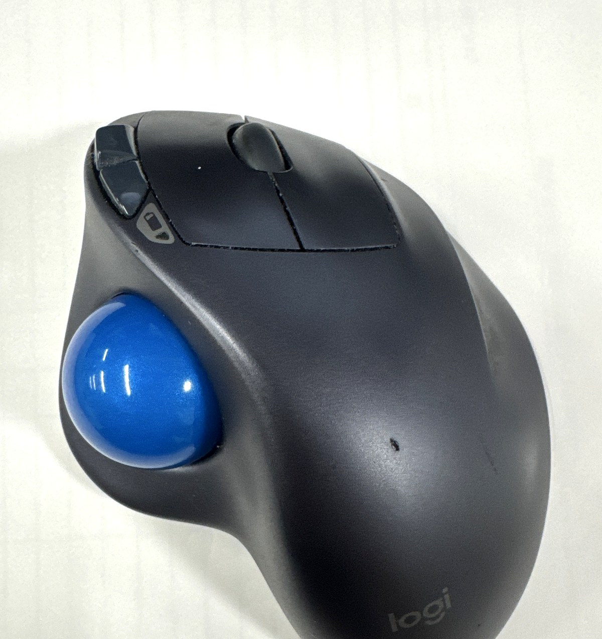 ロジクールのトラックボールM570を上から見たところ。青いボールとlogiのロゴが見える