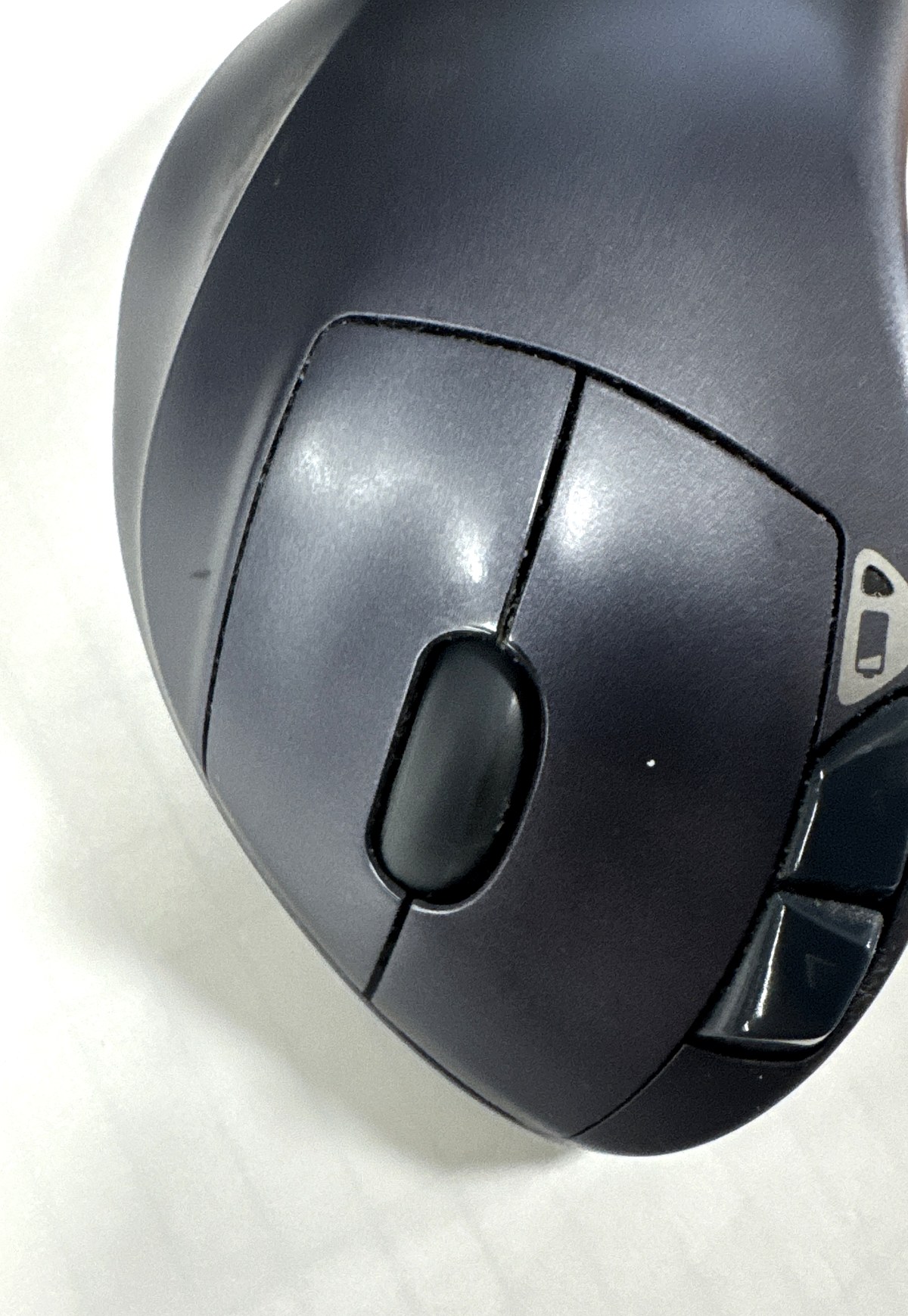 M570の操作面。左右クリック、スクロールホイール、進む・戻るボタンが並んでいる