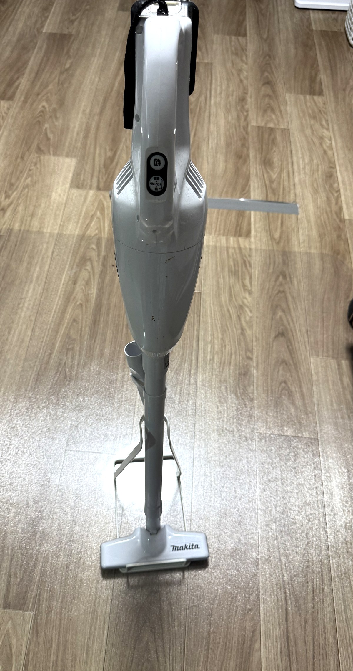 マキタのコードレスクリーナーCL108FDSHWをフローリングの床に立てた状態