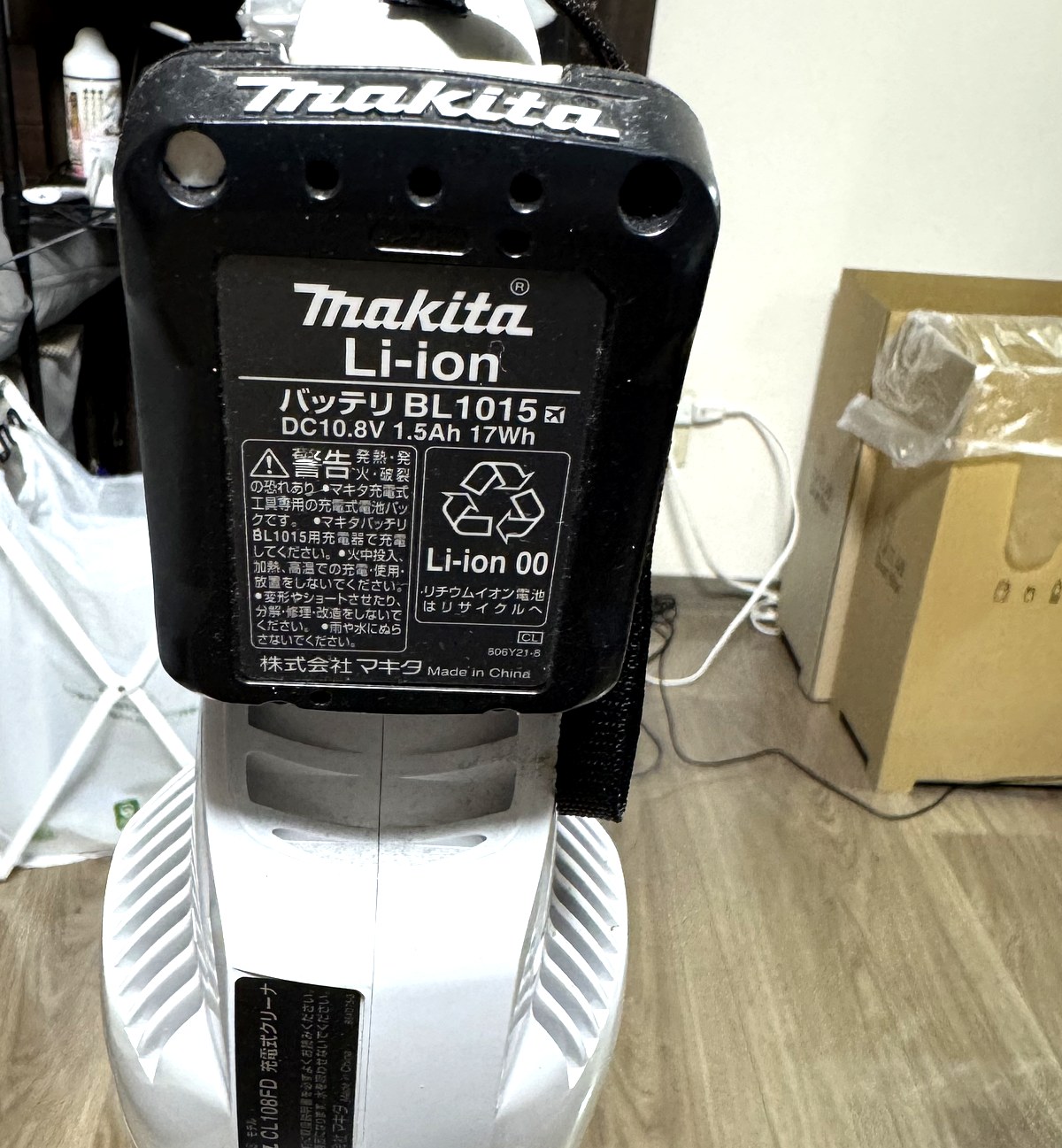マキタCL108に装着されたバッテリBL1015。DC10.8V 1.5Ah 17Whと表示されている