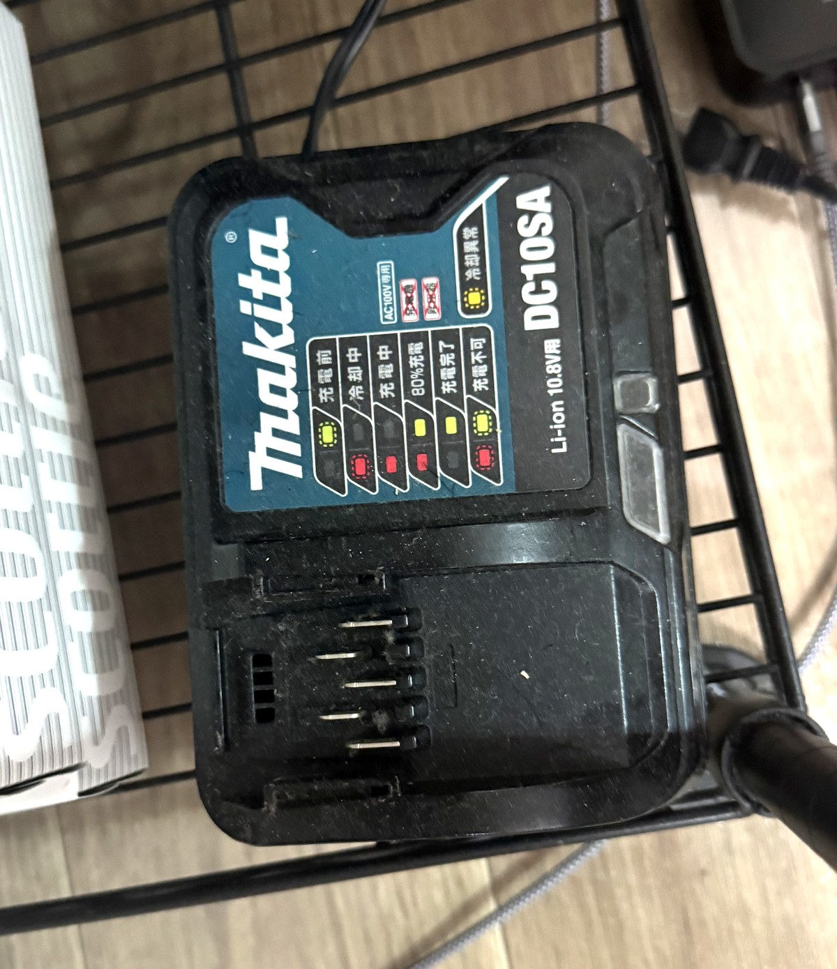 マキタの充電器DC10SA。Li-ion 10.8V用と表示されている
