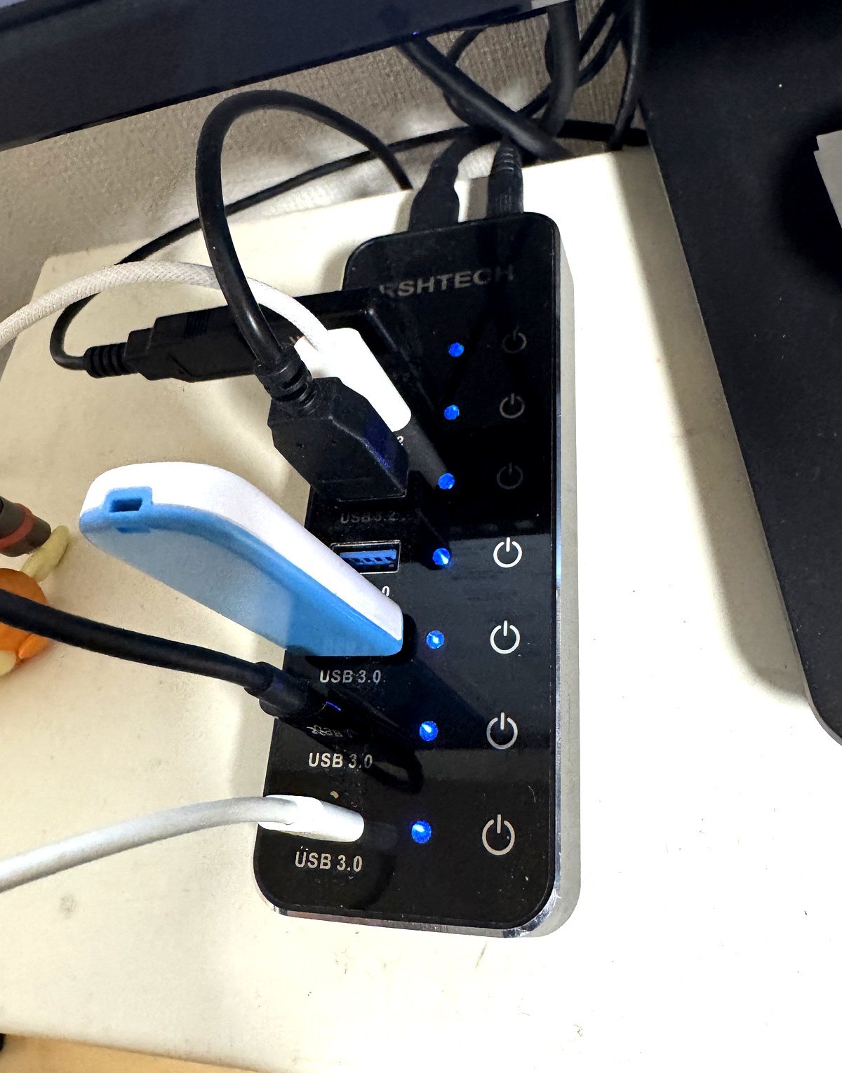 RSHTECHのUSBハブに複数の機器を接続した状態。USB 3.0の表示とポートごとのスイッチが見える