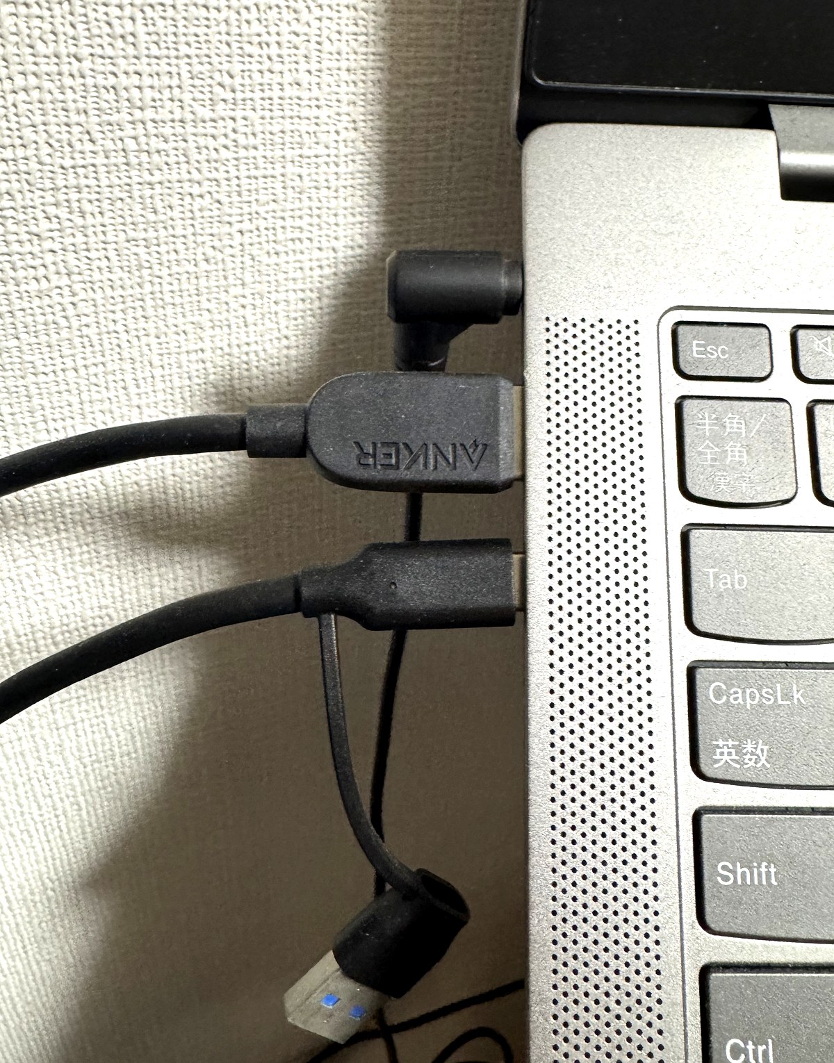 ノートパソコンの側面USBポートにケーブルを接続した状態